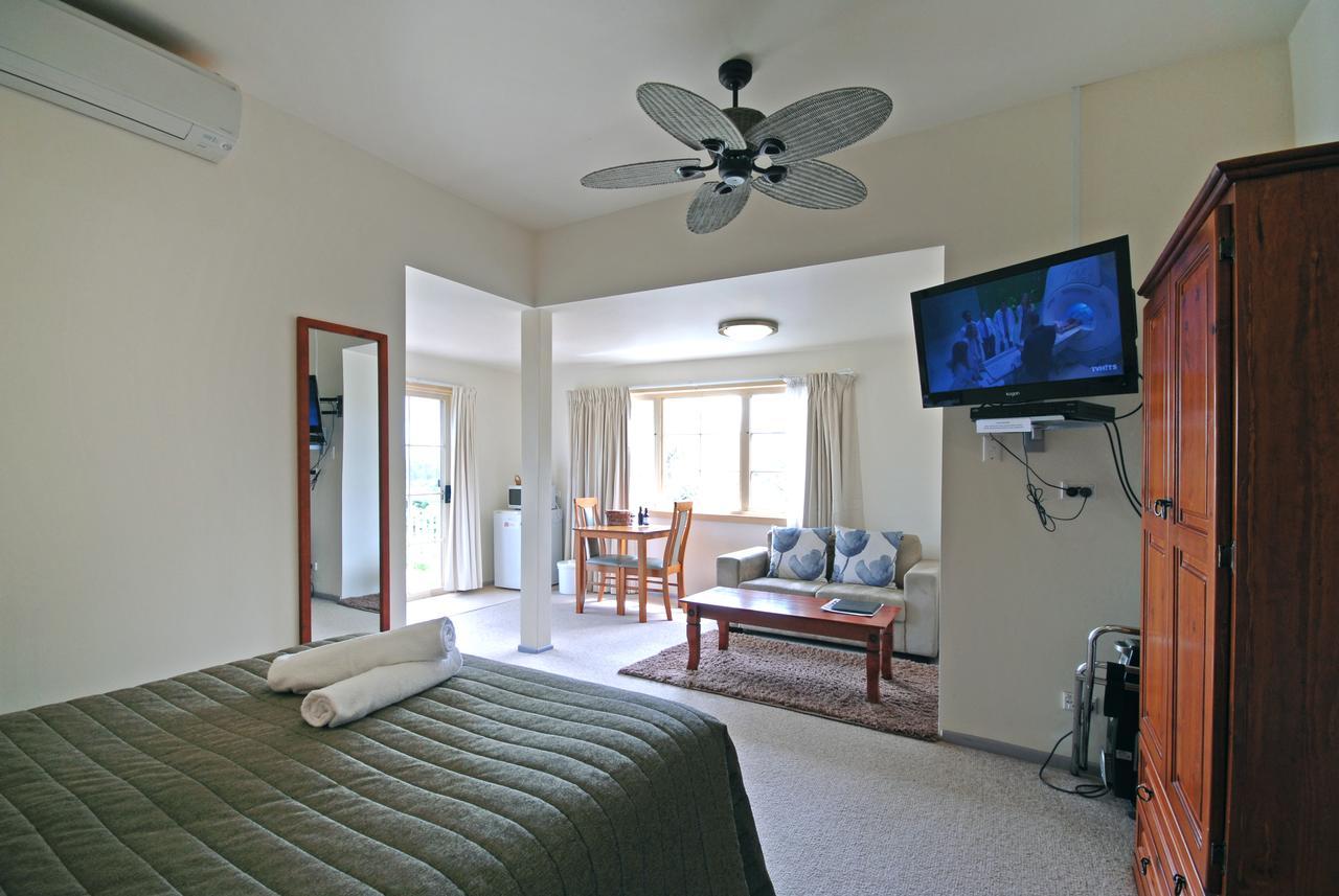נאמבוקה הדס Riverview Boutique Motel מראה חיצוני תמונה